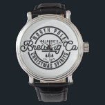 Funny North Pole Brewing Co Christmas Spirituosen Armbanduhr<br><div class="desc">Liebt dein Liebling Bier? Ein einzigartiges Geschenk für ihn während Weihnachten zu tragen. Das Design verfügt über eine Briefmarke wie Logo,  personalisieren mit Namen,  Est Jahr und 2 Zeilen Text.</div>