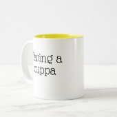 Funny Novelty HAVING A CUPPA Zweifarbige Tasse (Vorderseite Links)