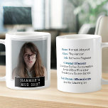 Funny Novelty Mugshot Personalisiertes Foto und Te Kaffeetasse<br><div class="desc">Zeigen Sie Ihre lustige "Tasse Shot" auf dieser albernen, personalisierten Kaffee-Tasse! Fügen Sie vorne Ihr bestes verbrecherisches Foto hinzu, plus Ihren individuelle Name auf dem schwarzen Schild unten. Auf der Rückseite, füllen Sie alle Details Ihres Strafregisters aus (Name, Alias, Job, bis zu 3 Straftaten und Ihren letzten bekannten Aufenthaltsort). Dieses...</div>