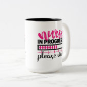 Funny Nurse in Arbeit Zweifarbige Tasse (VorderseiteRechts)