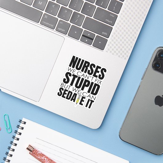 Funny Nurse können wir nicht dumm machen Aufkleber (Laptop mit iPhone)