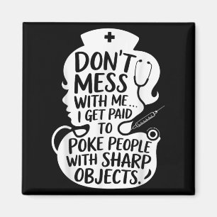 Funny Nurse Poke Leute mit scharfen Objekten Zitat Magnet