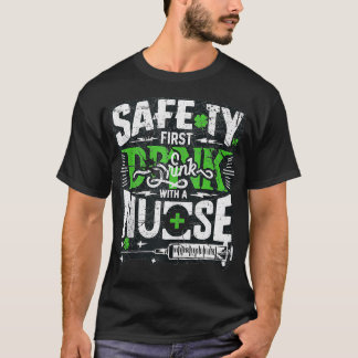 Funny Nurse Safety First Drink mit einem Nurse Bee T-Shirt