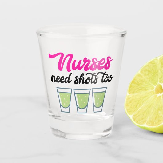 Funny Nurses braucht Aufnahmen zum Beruf Schnapsglas (Vorderseite)
