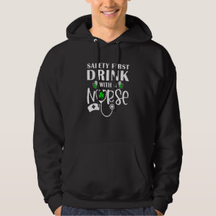 Funny Nursing Safetyfirst Drink mit einem Nurse St Hoodie