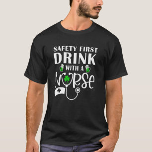 Funny Nursing Safetyfirst Drink mit einem Nurse St T-Shirt