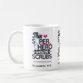 Funny Nursing Superhero Sprichwort Typografie Kaffeetasse (Links)