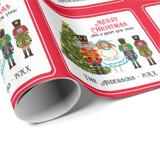 Funny Nutcracker Family of Four Red Christmas Wrap Geschenkpapier (Rolleneckpunkt)