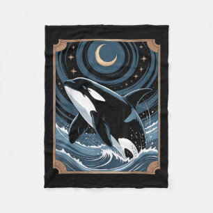 Funny Ocean Orca Whale springen auf einem Tarot Ca Fleecedecke