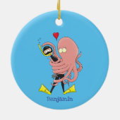Funny octopus umarmt Taucher Cartoon Spaß Keramik Ornament (Hinten)