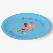 Funny octopus umarmt Taucher Cartoon Spaß Pappteller (Schrägansicht)