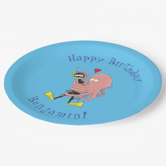 Funny octopus umarmt Taucher Cartoon Spaß Pappteller (Schrägansicht)