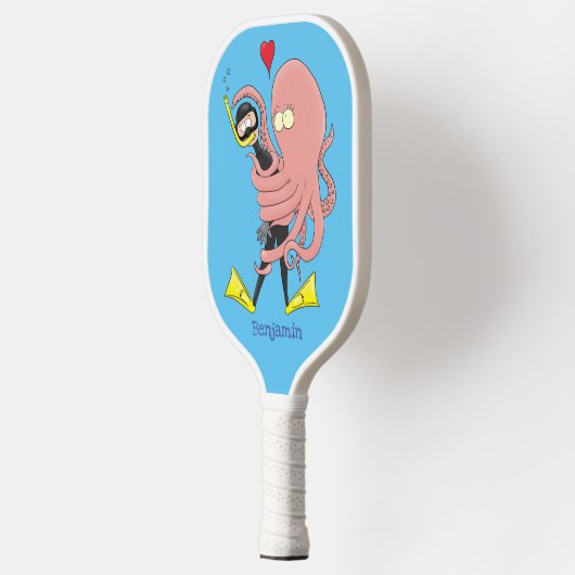 Funny octopus umarmt Taucher Cartoon Spaß Pickleball Schläger (Links)