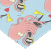 Funny octopus umarmt Taucher Cartoon Spaß Tischdecke (Schrägansicht)