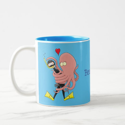 Funny octopus umarmt Taucher Cartoon Spaß Zweifarbige Tasse (Links)