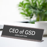 Funny Office Desk Name Plate Führungskraft Geschen Schreibtischnamensplakette<br><div class="desc">Ein lustiger und humorvoller Schreibtischschild mit einem cleveren und lustigen Design,  das jeden,  der Ihren Schreibtisch besucht,  zum Lächeln bringt und bestätigt,  dass Sie der König sind,  Dinge zu erledigen. Eine tolle Führungskraft für Ihren Chef,  Sie,  Mitarbeiter oder Sie selbst.</div>