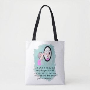Funny Old Woman Looking Glass Tasche