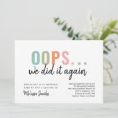 Funny Oops wir haben es wieder getan Baby Sprinkle Einladung (Stehend Vorderseite)