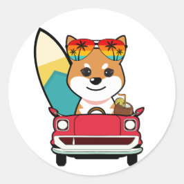 Funny Orange Dog fährt zum Strand Runder Aufkleber