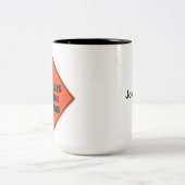 Funny Orange Trellis Vorsicht beim Straßenschild Zweifarbige Tasse (Mittel)