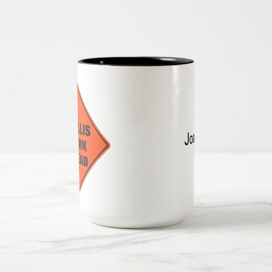 Funny Orange Trellis Vorsicht beim Straßenschild Zweifarbige Tasse (Mittel)