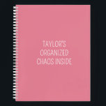 Funny Organisation Zitat zu tun Liste rosa Notizblock<br><div class="desc">Ein minimalistisches rosa Design für eine Aufgabenliste mit einem lustigen Zitat: "Organisiertes Chaos im Inneren." Personalisieren mit einem Namen.</div>