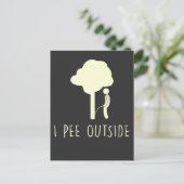 Funny Outdoor Pee Camping Spaß Tree Pee Camper Postkarte (Stehend Vorderseite)