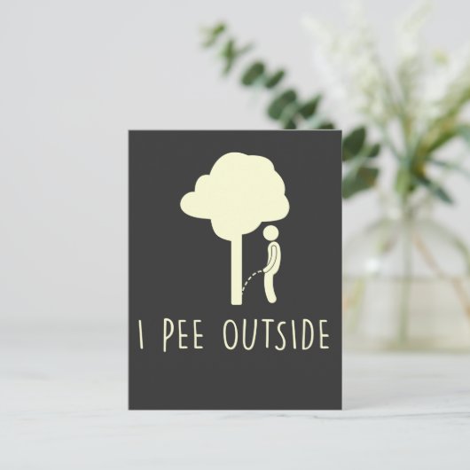 Funny Outdoor Pee Camping Spaß Tree Pee Camper Postkarte (Stehend Vorderseite)