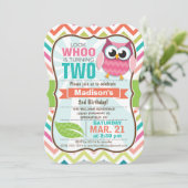 Funny Owl über Niedliches Zickzack Muster Geburtst Einladung (Stehend Vorderseite)