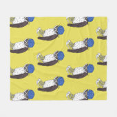 Funny owl with sneakers in a yellow background fleecedecke (Vorderseite (Horizontal))
