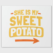 Funny Paares Match She is my Sweet Potato Shir Geschenkpapier (Flach)