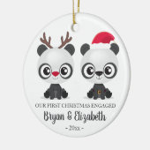 Funny Pandas erste Weihnachts verlobte benutzerdef Keramik Ornament (Links)