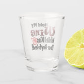 Funny Party hält meinen Wein, während ich Boyfrien Schnapsglas (Rückseite)