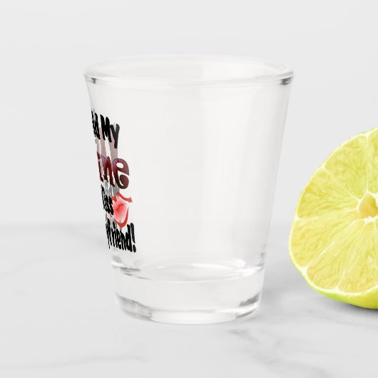 Funny Party hält meinen Wein, während ich Boyfrien Schnapsglas (Rechts)