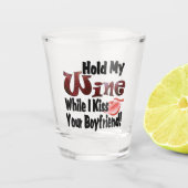 Funny Party hält meinen Wein, während ich Boyfrien Schnapsglas (Vorderseite)