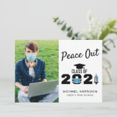 Funny Peace Out Class 2021 Foto Abschluss Ankündigung (Stehend Vorderseite)