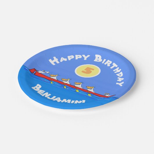 Funny pelicans ruderender Cartoon Pappteller (Schrägansicht)