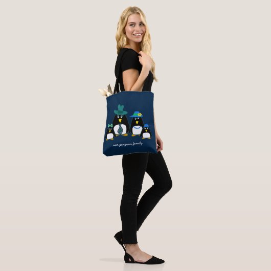 Funny Penguin Familie von 4 Weihnachtsgeschenke Tr Tasche (Am Model)