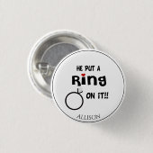 Funny Personalisiert Er setzte den Ring auf den Kn Button (Vorne & Hinten)