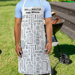 Funny Personalisiert GRILLEN Grill Koch Barbecue M Schürze<br><div class="desc">Eine unterhaltsame Schürze mit einem Vintag aussehenden Muster verschiedener Grillwerkzeuge. Fügen Sie zwei Zeilen benutzerdefinierten Text zu personalisieren. Ideal für alle,  die Lieben zum Grillen,  Grill und Kochen. Macht einen perfekten Vatertag,  Geburtstag oder Urlaubsgeschenk.</div>