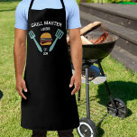 Funny Personalisiert GRILLEN Grilling Hamburgers Schürze<br><div class="desc">Eine unterhaltsame Schürze mit einem Hamburger und einem Set zum Grillen vor schwarzem Hintergrund. Fügen Sie 3 Zeilen benutzerdefinierten Text zu personalisieren. Ideal für alle,  die Lieben zum Grillen,  Grill und Kochen. Macht einen perfekten Vatertag,  Geburtstag oder Urlaubsgeschenk.</div>