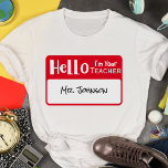 Funny Personalisiert Hallo Ich bin dein Lehrername T-Shirt<br><div class="desc">Break das Eis eines neuen Schuljahres mit diesem lustigen Shirt mit einem großen roten Namensschild,  das "Hello I'm Your Teacher" mit einem Ort,  um mit Ihrem Namen zu personalisieren. Ihre Schüler werden Sie 1, 5 km weit entdecken können. Machen Sie es lustig und unvergesslich!</div>