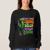 Funny Pickle gerade über Done Dillin Meme Geschenk Sweatshirt (Vorderseite)