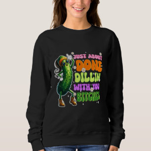 Funny Pickle gerade über Done Dillin Meme Geschenk Sweatshirt