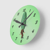 Funny Pickle Head Man trägt Anzug Runde Wanduhr (Winkel)
