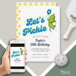Funny Pickle Pickleball Geburtstagsparty Einladung<br><div class="desc">Eine lustige Einladung für Ihr nächstes Pickleball-Party. Design-Features lustige Cartoon-Pickle mit einem Pickleball-Paddel und ein cooler Schriftart,  der "Let's Pickle" einfach alle Ihre benutzerdefinierten Party-Details. Ideal für Erwachsene oder Kinder-Pickleball Geburtstagsparty,  Pickleball Wochenende Ansammlung,  Ausflug,  Pickleball Club Party oder jeden Tag Spaß. Pickleball - der beste Sport aller Zeiten!!</div>