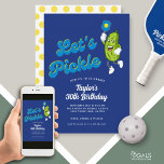 Funny Pickle Pickleball Geburtstagsparty Einladung<br><div class="desc">Eine lustige Einladung für Ihr nächstes Pickleball-Party. Design-Features lustige Cartoon-Pickle mit einem Pickleball-Paddel und ein cooler Schriftart,  der "Let's Pickle" einfach alle Ihre benutzerdefinierten Party-Details. Ideal für Erwachsene oder Kinder-Pickleball Geburtstagsparty,  Pickleball Wochenende Ansammlung,  Ausflug,  Pickleball Club Party oder jeden Tag Spaß. Pickleball - der beste Sport aller Zeiten!!</div>