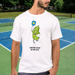 Funny Pickle Pielen Pickleball Benutzerdefinierter T-Shirt<br><div class="desc">Das perfekte Shirt für einen Pickleball-Fanatiker. Das Design verfügt über ein Pickle,  das Pickleball spielt. Hinzufügen von benutzerdefiniertem Text zum Personalisieren oder Löschen.</div>