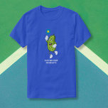 Funny Pickle Pielen Pickleball Benutzerdefinierter T-Shirt<br><div class="desc">Das perfekte Shirt für einen Pickleball-Fanatiker. Das Design verfügt über ein Pickle,  das Pickleball spielt. Hinzufügen von benutzerdefiniertem Text zum Personalisieren oder Löschen.</div>