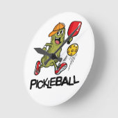 Funny Pickle Playing Pickleball Runde Wanduhr (Winkel)